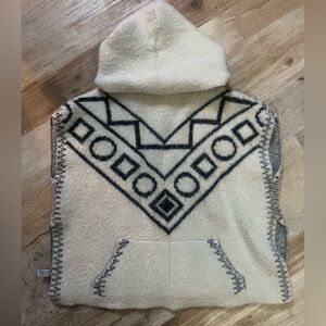 Geometric Patterned Cream and Black Throw Blanket